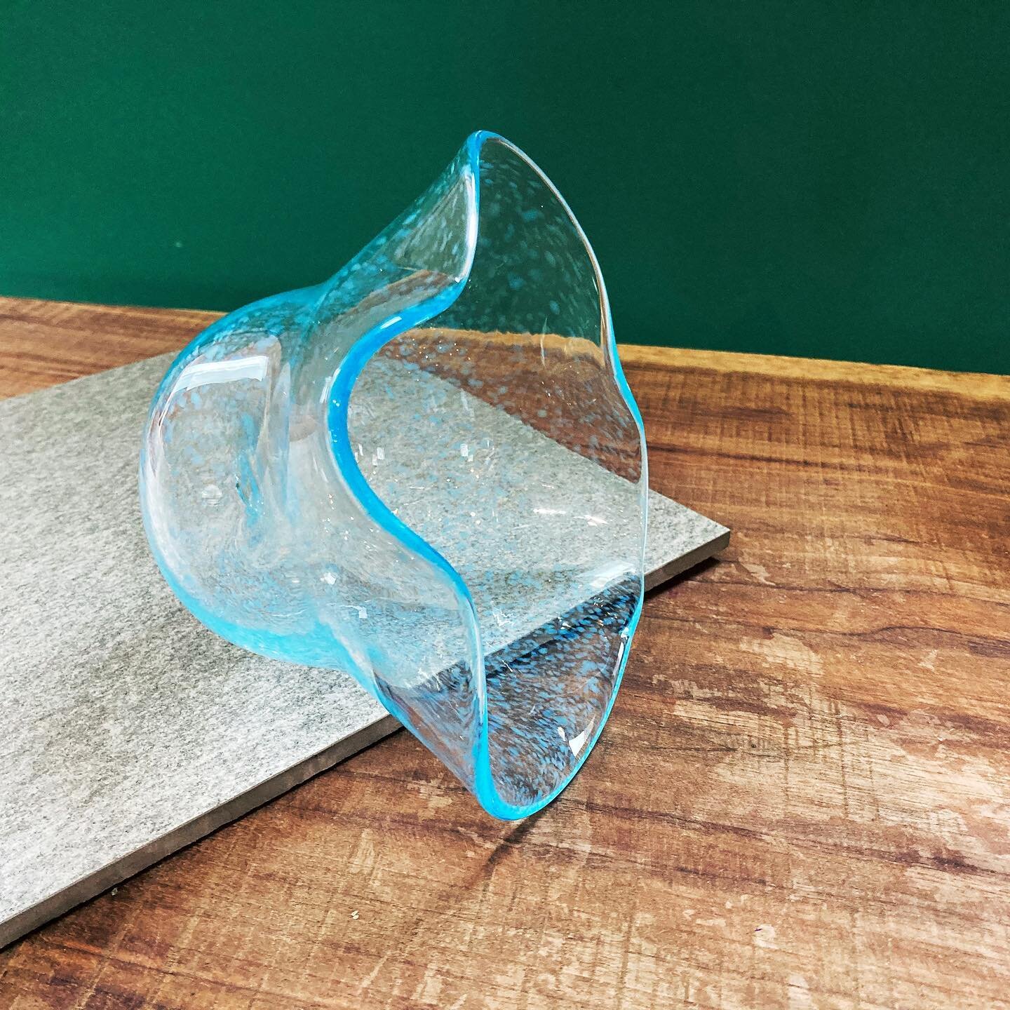 Our Floppy Bowl class on Saturday 7/24 is almost full! Join us in the hotshop where students will learn to blow and shape molten glass to create their very own bowl to take home! Sign up at our link in bio 🤙
#glass #glassblowing #glassclass #glassb